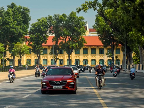 Bán hàng ‘kiểu VinFast’ - mua càng sớm càng lợi, nhận mãi không hết quà