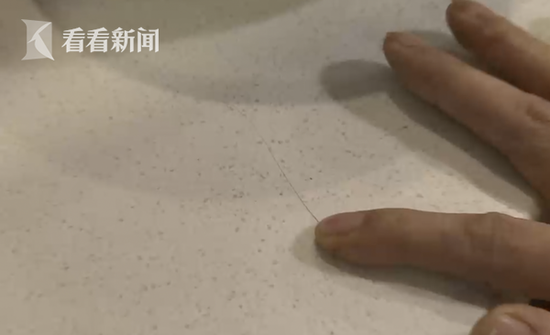 Nổi giận rời khỏi tiệm mì, cô gái khiến ai cũng khó hiểu, xem camera mới biết việc làm đáng xấu hổ chỉ vì vài đồng bạc lẻ của nữ chính-1