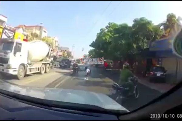 Vụ đôi nam nữ Hải Phòng ngã nhào, công an nói chỉ đang sang đường-1