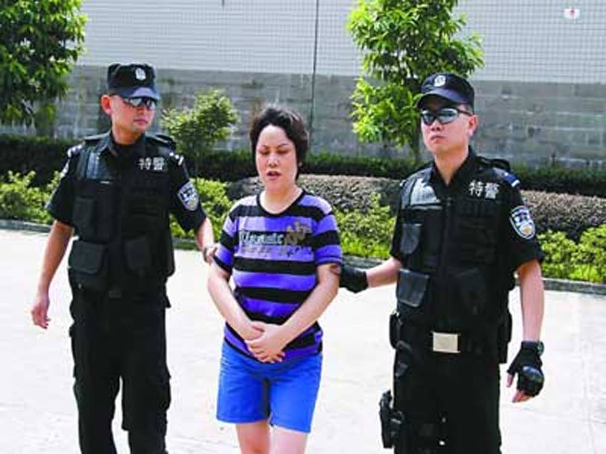 Chị đại khét tiếng TQ cùng lúc mua vui với hàng chục trai trẻ-1