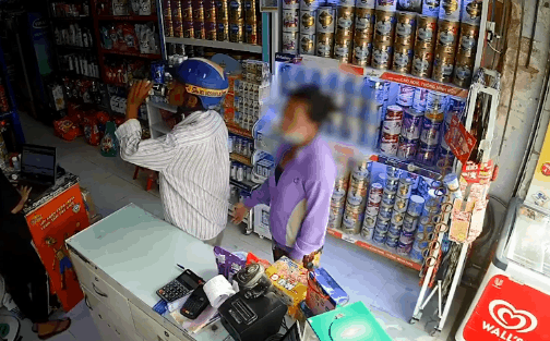 Clip: Xôn xao cặp đôi trung niên dàn cảnh để lấy trộm 4 hộp sữa ngay trước mặt 2 nhân viên bán hàng-1