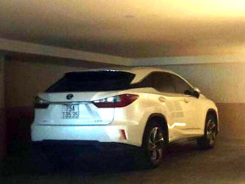 Xe sang Lexus gãy cánh” do tài xế bất cẩn khi mở cửa-1