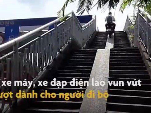 Xe máy lao vun vút trên cầu vượt dành cho người đi bộ