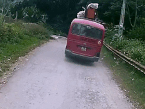 Người đàn ông may mắn thoát chết sau khi va chạm với xe tải-1