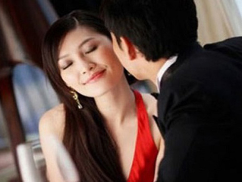 “Số nhọ” cũng đến thế này thôi: Quần đùi đi đổ rác gặp ngay vợ cũ diện đầm đỏ ôm eo người đàn ông lạ lướt qua