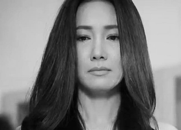 Nửa đêm mơ màng tỉnh dậy thấy vợ đang loay hoay trèo lên ban công rồi tôi phát điên khi hiểu rõ những điều cô ấy đang chịu đựng trong ngôi nhà này-2