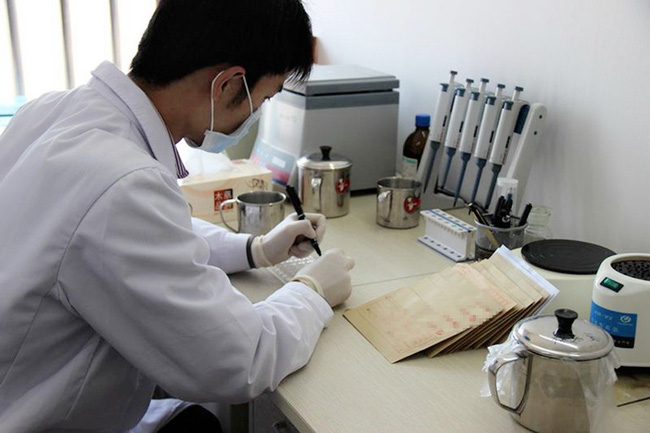 Con càng lớn càng đẹp trai, ông bố nghi ngờ không phải con mình bèn giấu vợ đi xét nghiệm ADN khiến gia đình một phen náo loạn-2