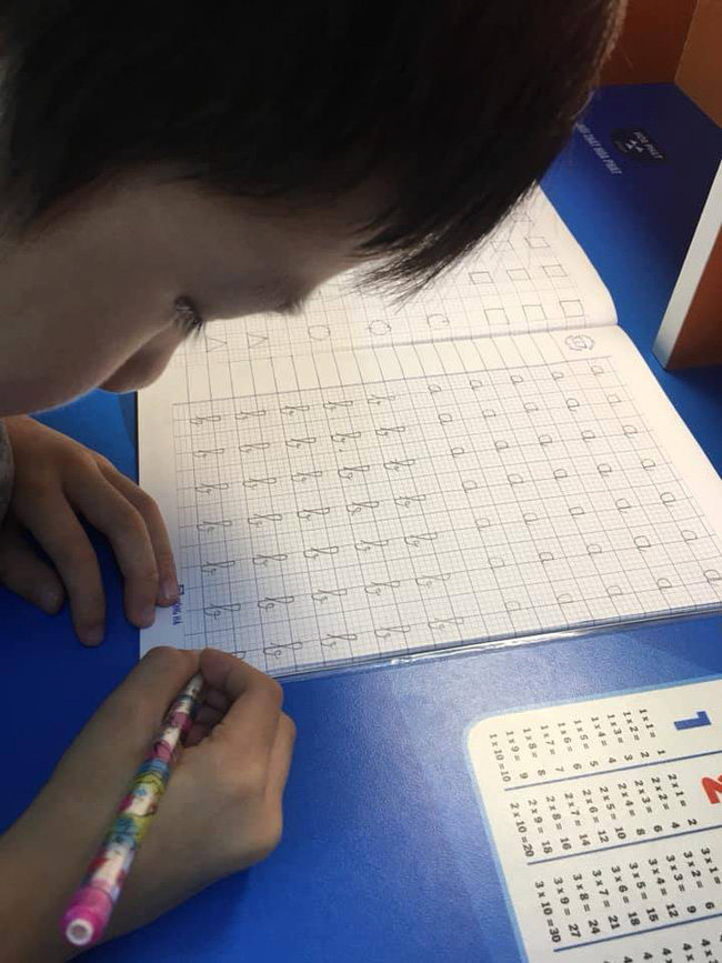 Khai giảng được một tháng, cha mẹ lại rối não vì con viết chữ... quá xấu, tối nào cũng học đến khuya mới xong-1