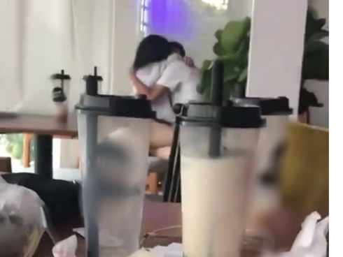 Đang hút dở cốc trà sữa vừa mua, anh chàng giật mình phát hiện topping lạ”, nhưng bình luận của dân mạng còn bất ngờ hơn-4