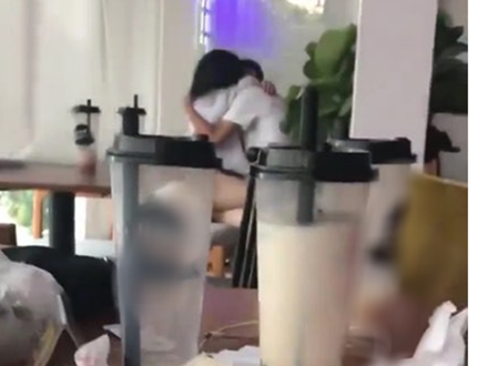 Bất chấp có người cặp nam nữ vẫn thản nhiên ôm hôn, sờ soạng phản cảm trong quán trà sữa ở Lạng Sơn
