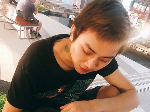 Vừa lấy lại vẻ phong độ chưa bao lâu, Hoài Lâm lại gây ngỡ ngàng với hình ảnh đời thường xuề xoà quá mức