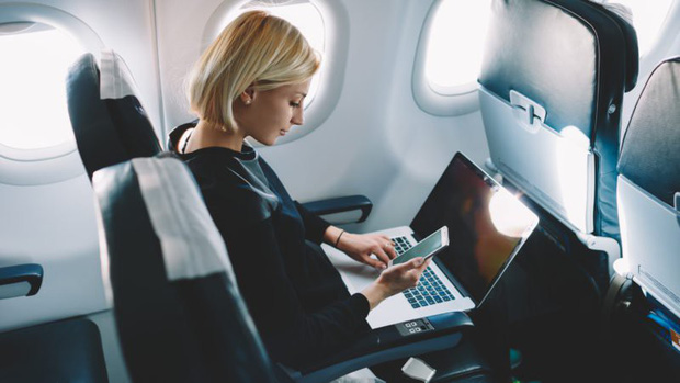 Vì sao máy bay luôn ghét khách dùng điện thoại, laptop nhưng vẫn cấp Wi-Fi thoải mái?-2