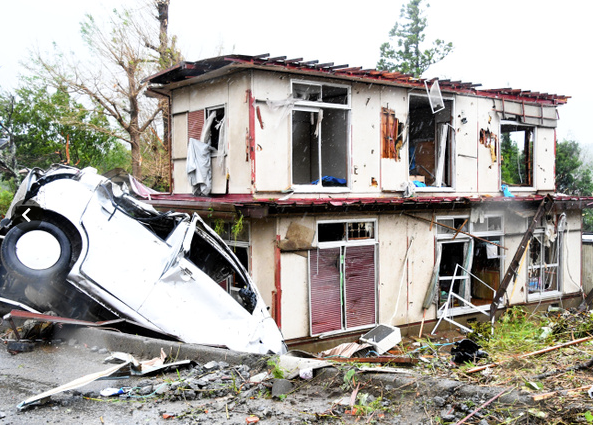 Siêu bão Hagibis tiếp cận Nhật Bản: 2 người chết, nhiều trẻ em bị thương sau khi hàng chục ngôi nhà bị phá hủy do lốc xoáy-1