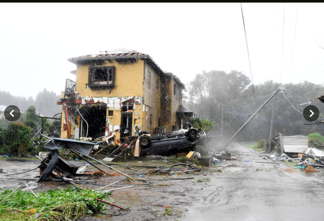 Siêu bão Hagibis tiếp cận Nhật Bản: 2 người chết, nhiều trẻ em bị thương sau khi hàng chục ngôi nhà bị phá hủy do lốc xoáy-2