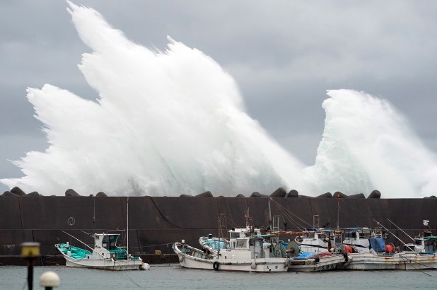 Loạt ảnh và clip tàn khốc cho thấy sự nguy hiểm của siêu bão Hagibis sắp càn quét Nhật Bản-2