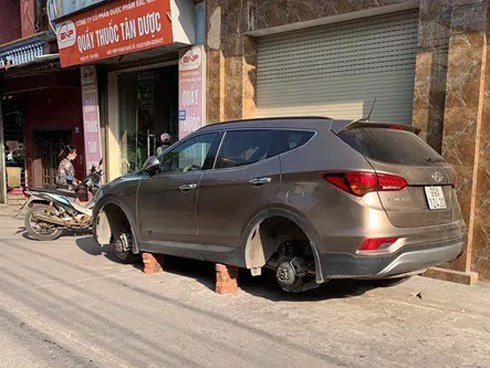 Để ô tô ngoài đường qua đêm, khi quay lại, tài xế chứng kiến cảnh tượng không ngờ