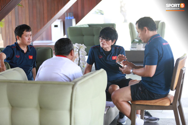 Tuyển Việt Nam xếp lịch ăn nhà hàng, tuyển thủ gặp khó với thực đơn ở khách sạn 5 sao tại Bali-1