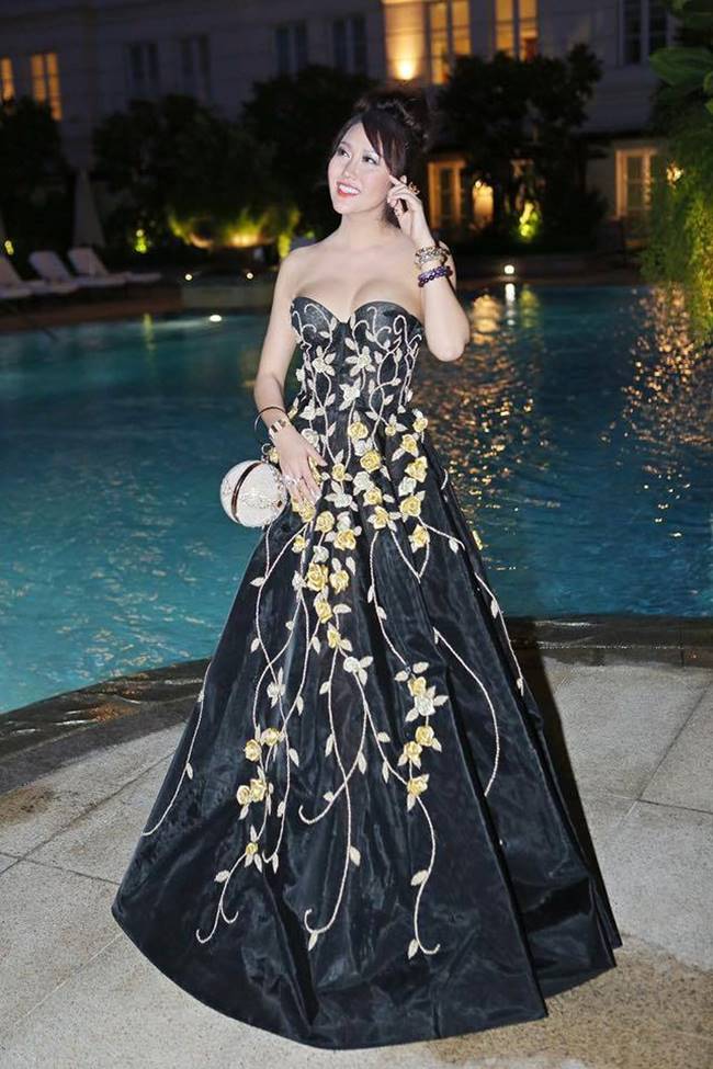 Phi Thanh Vân, Đỗ Mỹ Linh chăm mặc đầm trễ nải gây lo lắng như sắp tụt-3