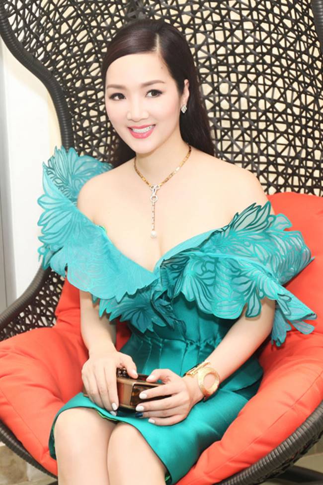 Phi Thanh Vân, Đỗ Mỹ Linh chăm mặc đầm trễ nải gây lo lắng như sắp tụt-9