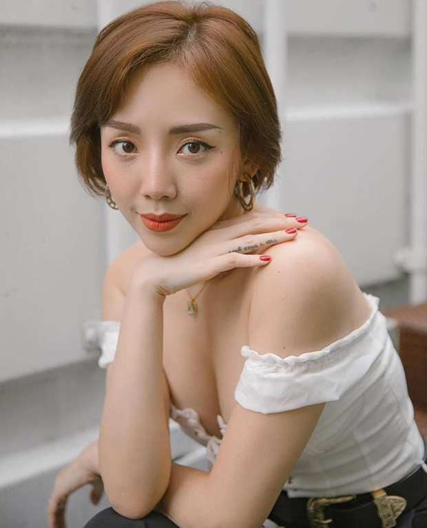 Tóc Tiên vừa tung loạt ảnh khoe vòng 1 căng tràn, netizen liền phát hiện ra cặp chị em song sinh mới của Vbiz?-2