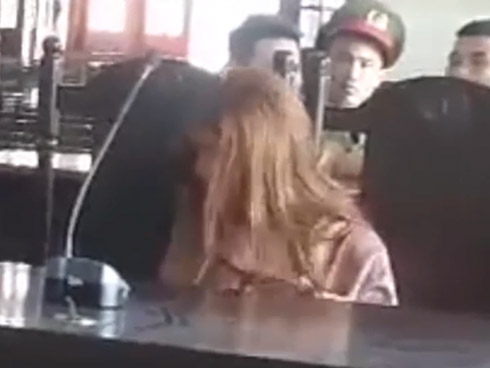 Đưa bạn gái đi ăn mừng Việt Nam thắng, nam thanh niên bị đánh hội đồng nguy kịch-2