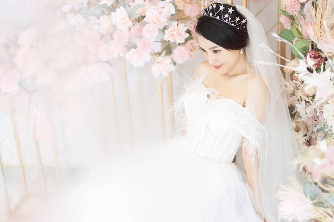 Á hậu Hoàng Oanh diện váy cưới, tiết lộ đám cưới trong mơ-4