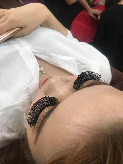 Lại thêm một hàng mi sâu róm nữa xuất hiện khiến cộng đồng mạng sởn da gà-4