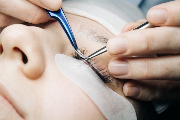 Lại thêm một hàng mi sâu róm nữa xuất hiện khiến cộng đồng mạng sởn da gà-7