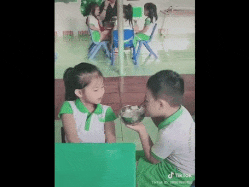 Bé trai ga lăng xúc cơm cho bạn gái khiến dân mạng