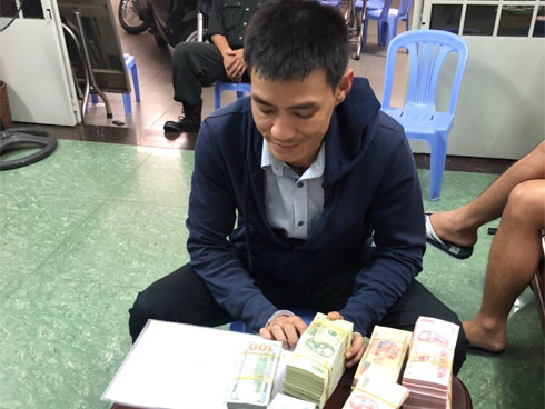 Giám đốc công ty cá độ thu nhập gấp 2.000 lần thủ tướng Anh-2