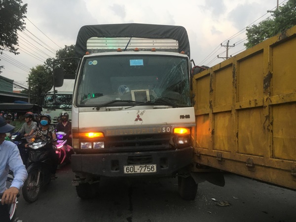 Bình Dương: Kinh hoàng thùng container tuột khỏi đầu kéo văng trúng đầu xe tải, tài xế hoảng hồn nhảy khỏi vô lăng-1