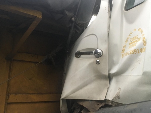 Bình Dương: Kinh hoàng thùng container tuột khỏi đầu kéo văng trúng đầu xe tải, tài xế hoảng hồn nhảy khỏi vô lăng-2