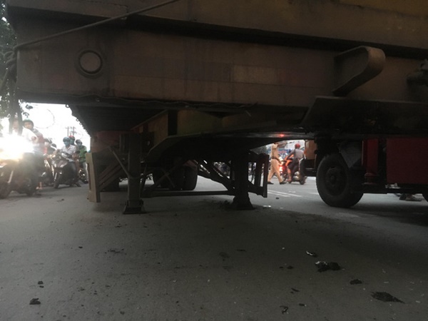 Bình Dương: Kinh hoàng thùng container tuột khỏi đầu kéo văng trúng đầu xe tải, tài xế hoảng hồn nhảy khỏi vô lăng-3