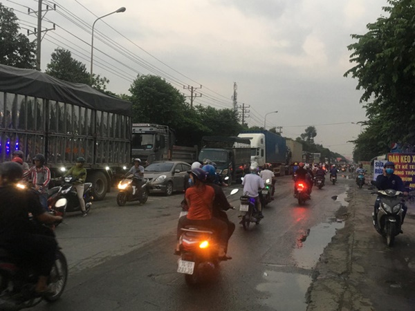 Bình Dương: Kinh hoàng thùng container tuột khỏi đầu kéo văng trúng đầu xe tải, tài xế hoảng hồn nhảy khỏi vô lăng-4