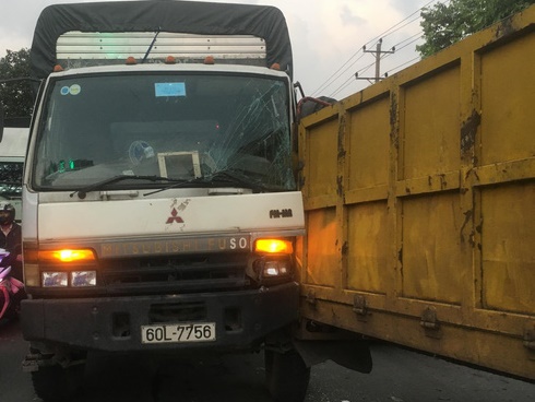 Container phanh cháy đường tránh ôtô cố vượt đèn đỏ rồi dừng lại-1