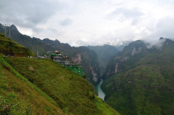 Ảnh: Tòa nhà trái phép Mã Pì Lèng Panorama bất ngờ được phủ xanh-3