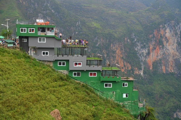 Ảnh: Tòa nhà trái phép Mã Pì Lèng Panorama bất ngờ được phủ xanh-4