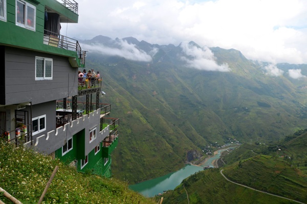 Ảnh: Tòa nhà trái phép Mã Pì Lèng Panorama bất ngờ được phủ xanh-8