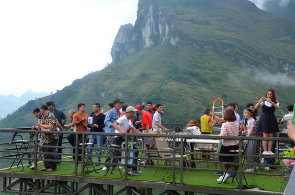 Ảnh: Tòa nhà trái phép Mã Pì Lèng Panorama bất ngờ được phủ xanh-11