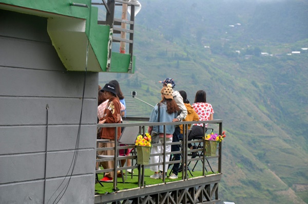 Ảnh: Tòa nhà trái phép Mã Pì Lèng Panorama bất ngờ được phủ xanh-12