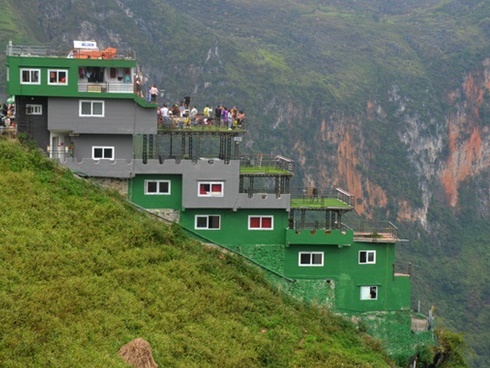 Người dân nói bà chủ gai bê tông trên Mã Pì Lèng làm màu” khi bảo phát quần áo cho trẻ em bản địa-5