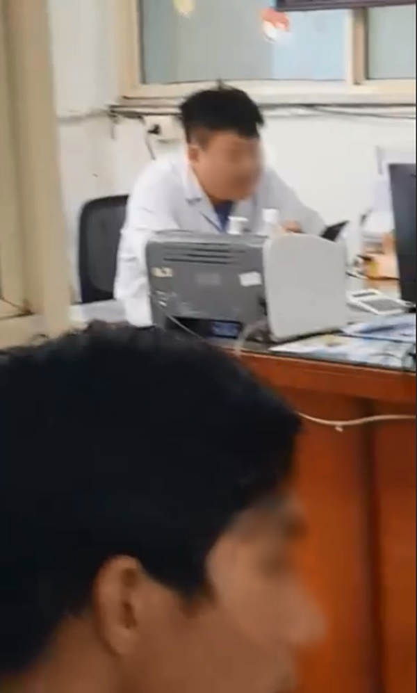 Xôn xao hình ảnh bác sĩ ngồi thản nhiên xem điện thoại dù bệnh nhân xếp hàng dài chờ đợi trong giờ hành chính-2