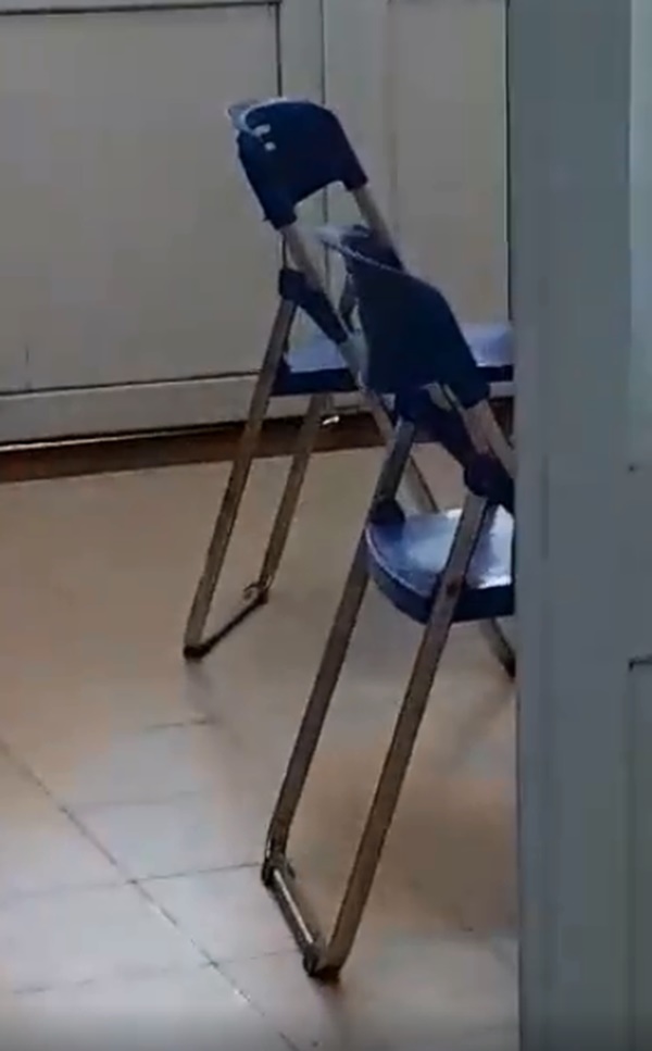 Xôn xao hình ảnh bác sĩ ngồi thản nhiên xem điện thoại dù bệnh nhân xếp hàng dài chờ đợi trong giờ hành chính-4