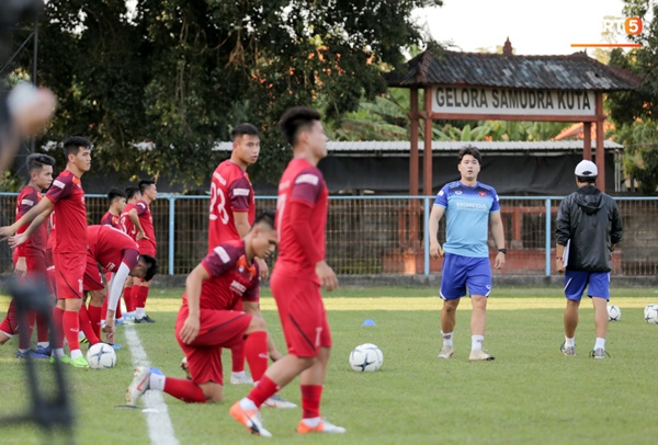 Tuyển Việt Nam gặp sự cố hy hữu: Cầu thủ phải xuống xe giữa đường, cuốc bộ vào sân ở buổi tập đầu tiên tại đảo Bali-1