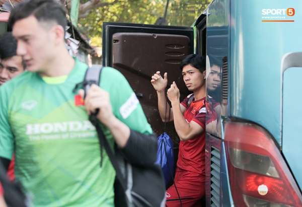 Tuyển Việt Nam gặp sự cố hy hữu: Cầu thủ phải xuống xe giữa đường, cuốc bộ vào sân ở buổi tập đầu tiên tại đảo Bali-2
