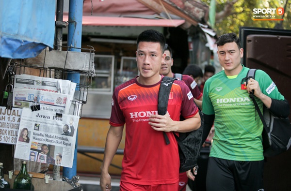 Tuyển Việt Nam gặp sự cố hy hữu: Cầu thủ phải xuống xe giữa đường, cuốc bộ vào sân ở buổi tập đầu tiên tại đảo Bali-5