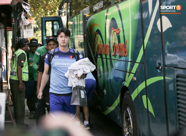 Tuyển Việt Nam gặp sự cố hy hữu: Cầu thủ phải xuống xe giữa đường, cuốc bộ vào sân ở buổi tập đầu tiên tại đảo Bali-6
