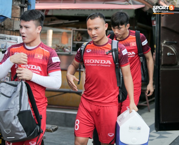 Tuyển Việt Nam gặp sự cố hy hữu: Cầu thủ phải xuống xe giữa đường, cuốc bộ vào sân ở buổi tập đầu tiên tại đảo Bali-8