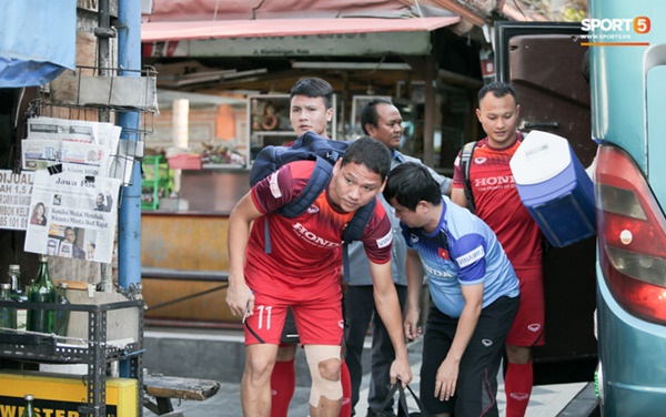 Tuyển Việt Nam gặp sự cố hy hữu: Cầu thủ phải xuống xe giữa đường, cuốc bộ vào sân ở buổi tập đầu tiên tại đảo Bali-9