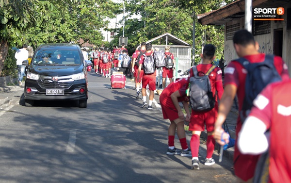 Tuyển Việt Nam gặp sự cố hy hữu: Cầu thủ phải xuống xe giữa đường, cuốc bộ vào sân ở buổi tập đầu tiên tại đảo Bali-10
